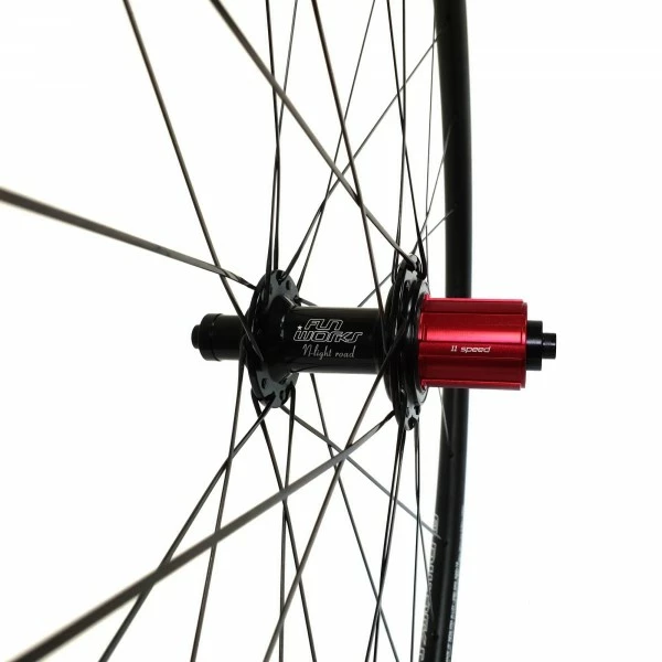 Fun Works N-Light Road Universe 18 Aerolite Laufradsatz 700c 1450g 6 Fun Works N-Light Road Universe 18 Aerolite Laufradsatz 700c 1450g – Bild 4